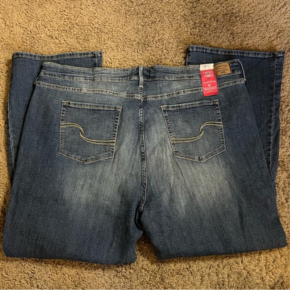 Levi Strauss Signature Mid rise bootcut Woman’s plus Size 26 short - Picture 5 of 6
